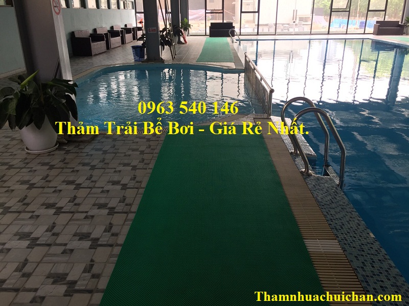 Thảm trải bể bơi dùng để chống trơn có màu xanh lá rất đẹp .