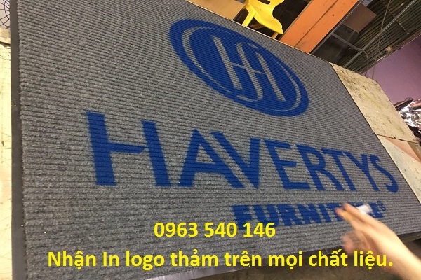 In logo lên tấm thảm ra vào trước của công ty tạo ấn tượng đến khách hàng.