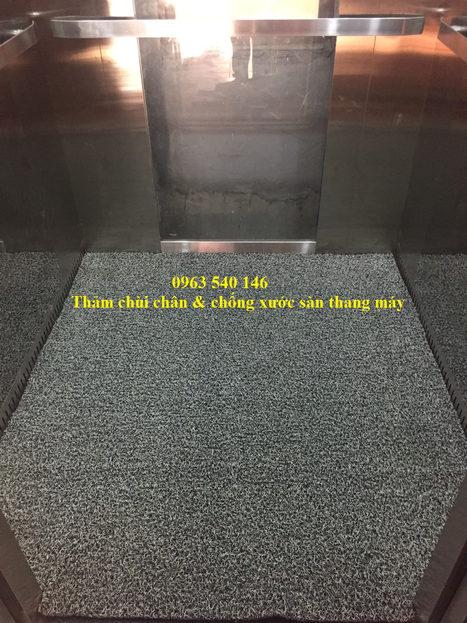 Tấm thảm đặt bên trong thang máy đẹp, sang trọng, đặc biệt bảo vệ mặt sàn thang máy.