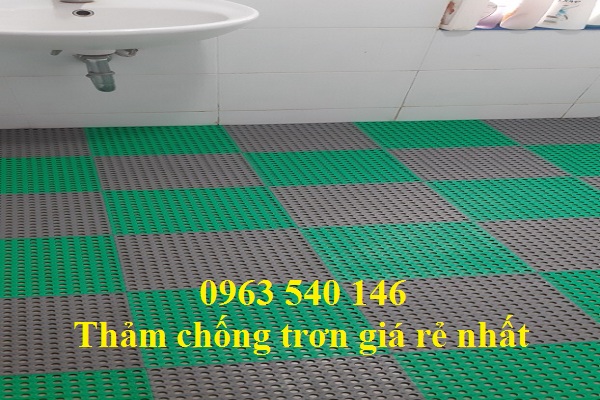 Thảm trải nhà vệ sinh kết hợp giữa gam màu xanh lá - ghi xám tạo nên một không gian mới lai, sang trọng.
