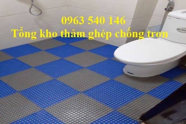 Thảm tấm ghép trải nhà vệ sinh để chống trơn trượt với sự đan xen màu sắc, sang trọng, mới lạ.