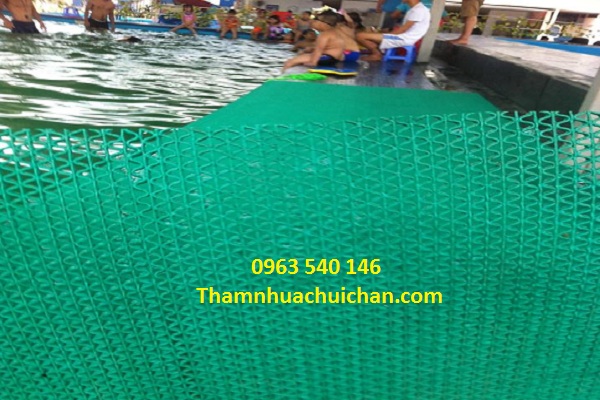 Thảm nhựa chống trơn bể bơi chất lượng, giá rẻ nhất tại thảm Hoàng Yến.